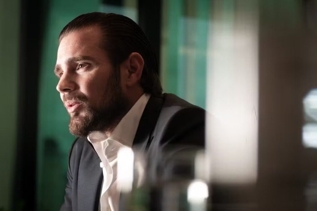 Após prisão, Vorcaro tenta vender jatinho de                        R$ 538 milhões e hotel de R$ 150 milhões