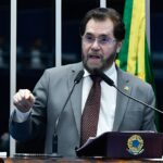 Plínio Valério cobra governo por não aplicar lei que inclui prevenção ao feminicídio no currículo escolar