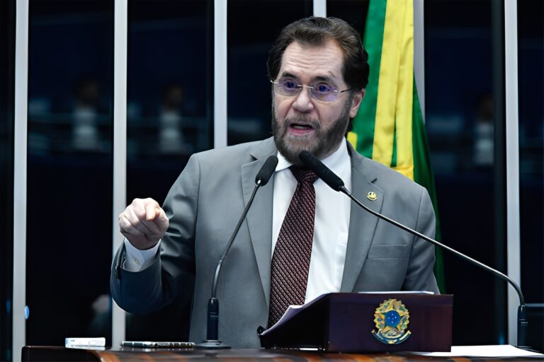 Plínio Valério cobra governo por não aplicar lei que inclui prevenção ao feminicídio no currículo escolar
