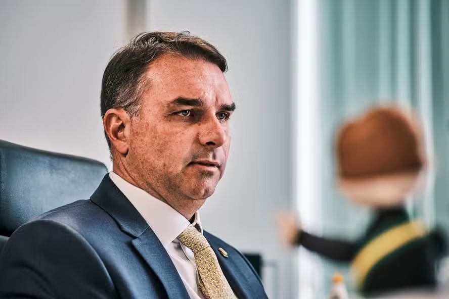 Flávio Bolsonaro monta equipe jurídica com ex-advogada de Lula e defensor de Youssef na Lava Jato
