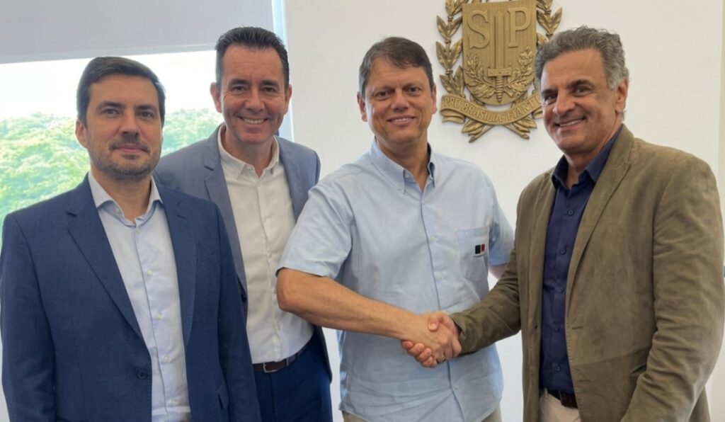 Tarcísio recebe Aécio no Bandeirantes e diz que “se sente um pouco tucano”