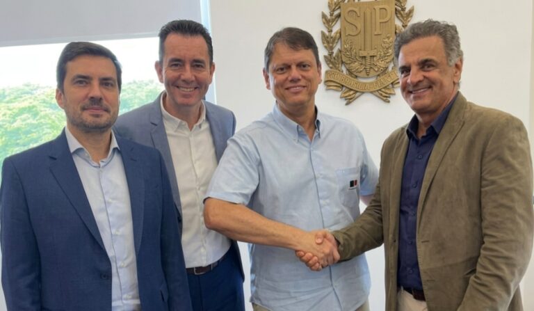 Tarcísio recebe Aécio no Bandeirantes e diz que “se sente um pouco tucano”