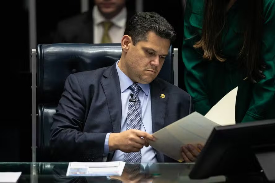 Alcolumbre envia ofício a si mesmo para liberar R$ 379 milhões em emendas