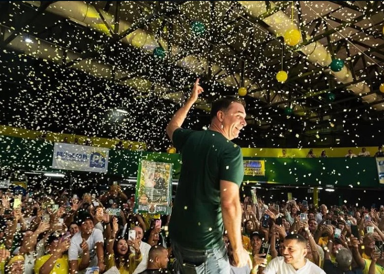 Flávio aposta em dancinhas para atrair jovens, mas enfrenta rejeição dentro da própria campanha