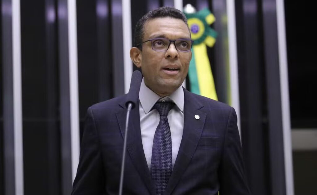 Otoni de Paula se filia ao PSD e reforça estratégia de Caiado para avançar entre evangélicos