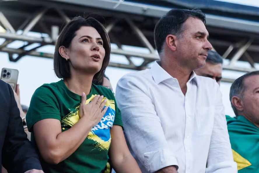 Ausência de Michelle Bolsonaro na campanha de Flávio causa atritos dentro do PL