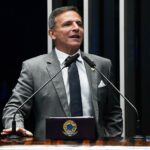 Bittar propaga fake news no Senado ao dizer que “Caetano Veloso pegou em armas na ditadura”