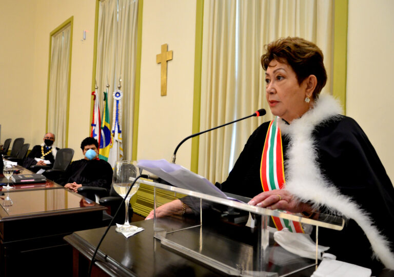 Desembargadora que recebeu R$ 90 mil em março reclama de ‘regime de escravidão’