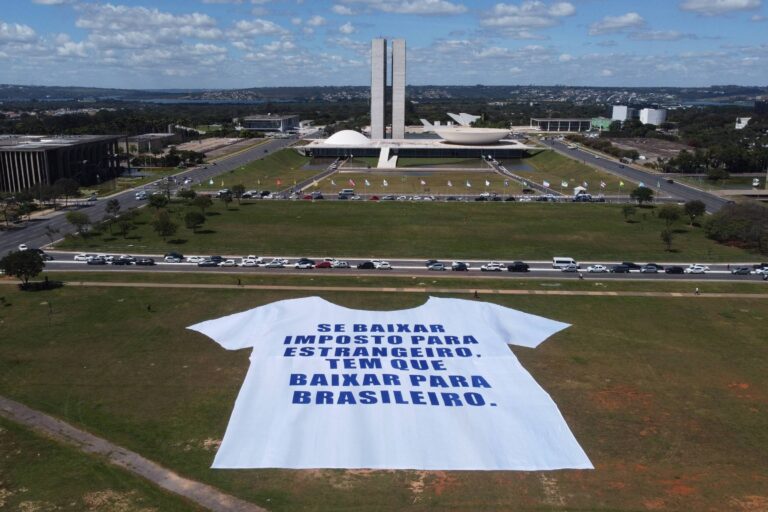 Manifestação em Brasília defende ‘taxa das blusinhas’