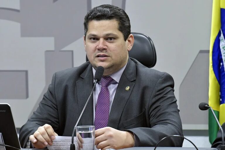 Após Alcolumbre rachar com Lula, federação União Progressistas deve apoiar Flávio