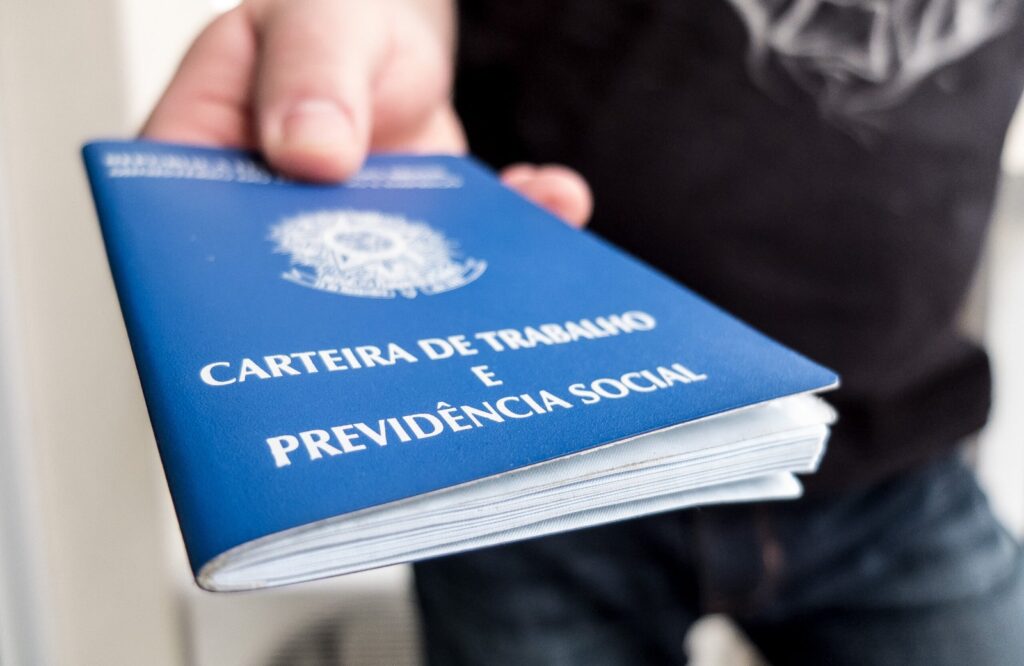 Governo quer 2 anos de transição para fim da escala 6×1