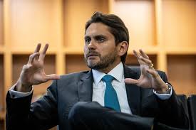 Deputado Juscelino Filho defende democratização da banda larga com regulamentação de postes