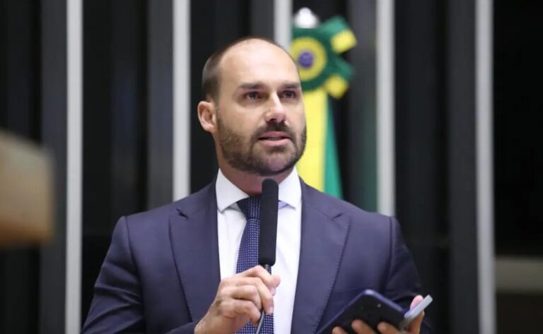 PGR quer Eduardo Bolsonaro inelegível