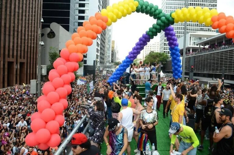 Câmara de SP quer proibir adolescentes na Parada LGBT
