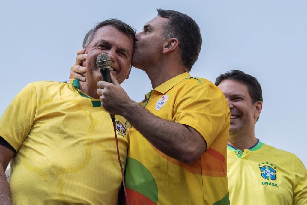 Novo comando de campanha de Flávio quer antecipar lançamento de filme