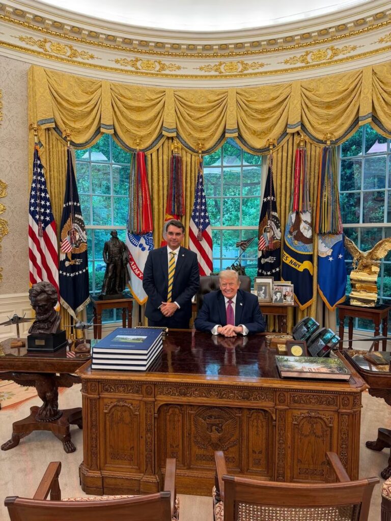 Fabiano Lana: “Foto de Flávio Bolsonaro com Trump simboliza a identidade mundial da direita”
