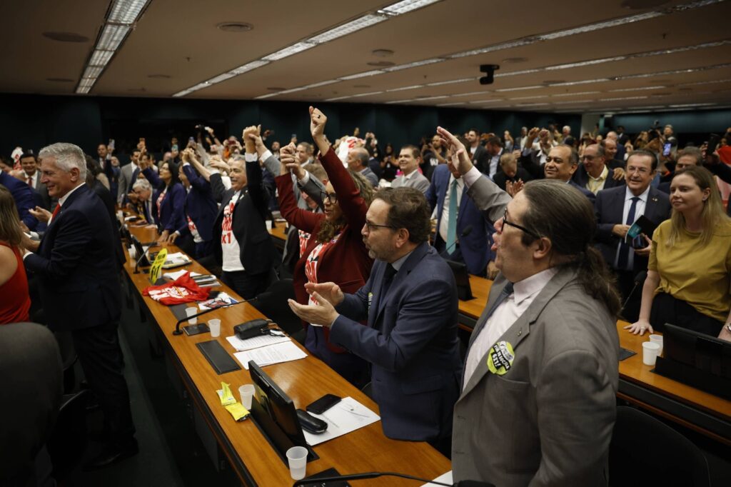 Fim da escala 6×1 afeta não só empresariado, mas também prefeituras e estatais