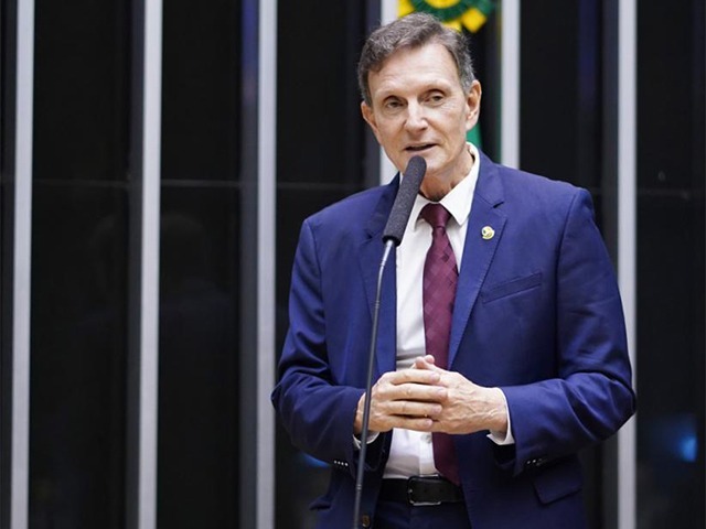 Câmara libera até compra de helicóptero sem impostos para igrejas