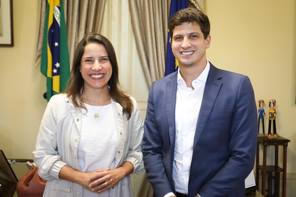 João Campos afunda em pesquisas e vai recorrer a Eduardo Campos na TV para segurar Raquel Lyra