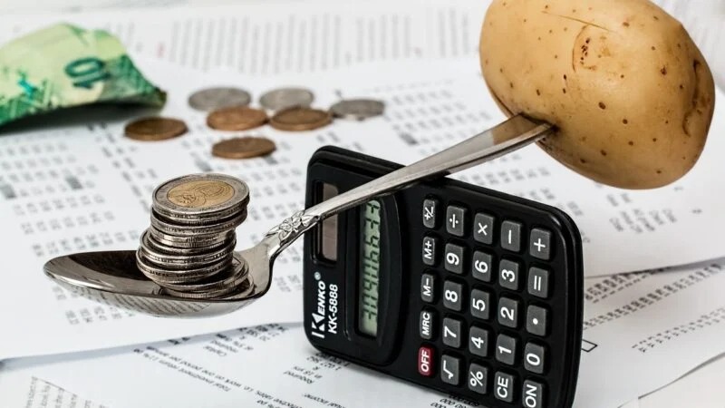 Custo de vida dos brasileiros subiu 4,6% nos últimos 12 meses, diz FGV