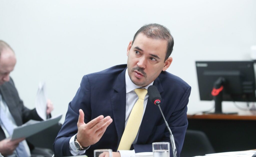 Pré-candidato ao governo de Tocantins, Vicentinho Jr. crítica falta de planejamento e garante programa de recuperação de rodovias