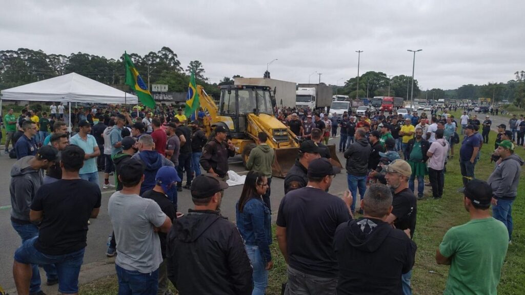 Câmara aprova anistia para caminhoneiros que fecharam estradas em 2022