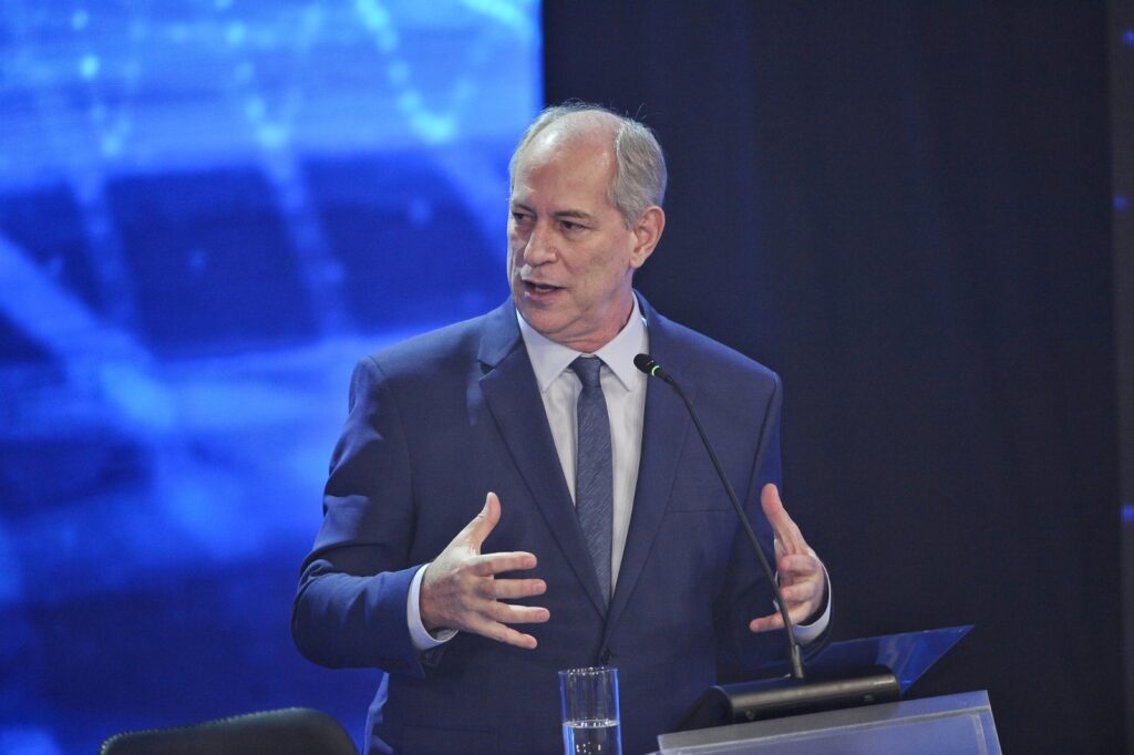 Lula e Bolsonaro são “rigorosamente iguais”, diz Ciro Gomes