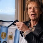 Lembra do meme? Mick Jagger ganha camisa da Argentina e declara apoio aos hermanos