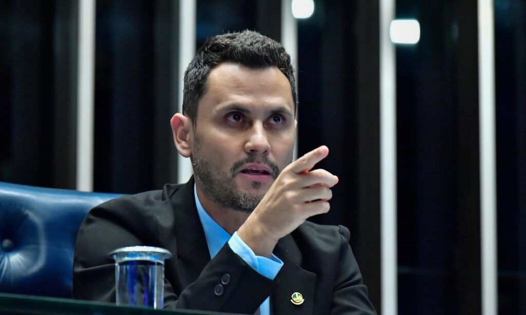 Cleitinho se desentende com presidente do Republicanos e candidatura sobe no muro