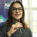 Deputada Ana Carolina Serra sofre violência de gênero de líder de Tarcísio na ALESP