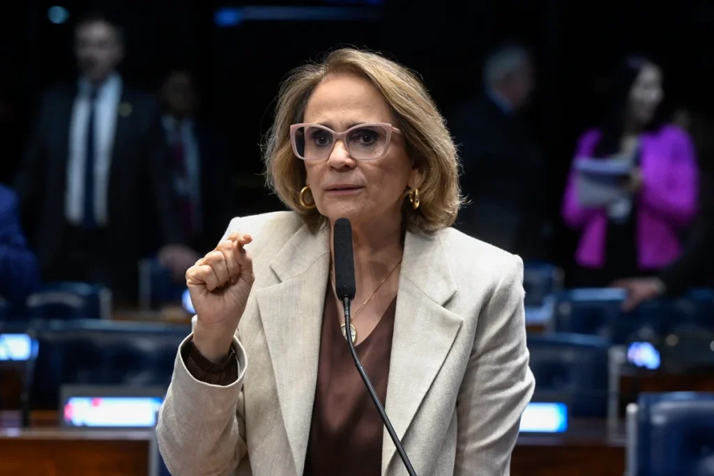 Após Michelle, aliados de Flávio atacam outra mulher: Damares Alves