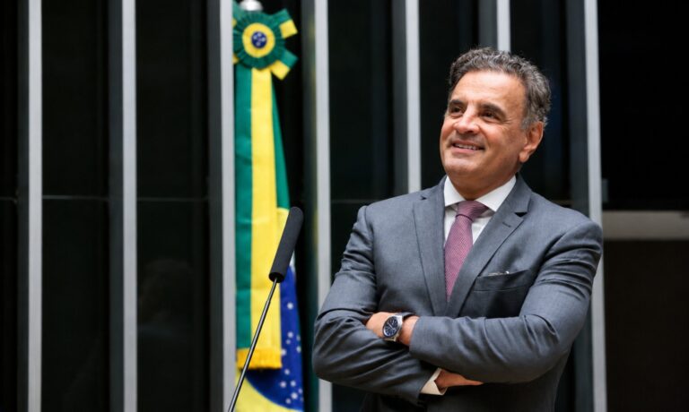 Aécio defende fim da Escala 6×1 e pode disputar Senado em Minas