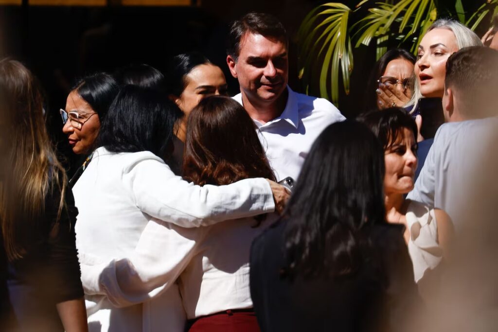 Após briga com Michelle, Flávio terá obrigatoriamente uma mulher na vice
