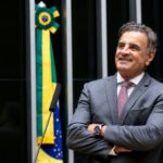 Projeto de Aécio Neves proíbe propaganda de bets na TV, rádio e redes sociais
