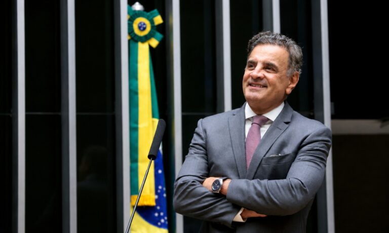 Projeto de Aécio Neves proíbe propaganda de bets na TV, rádio e redes sociais