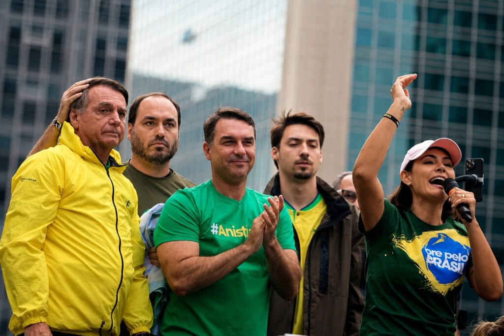 Jair Bolsonaro reforça que Flávio é seu único porta voz e descredibiliza Michelle