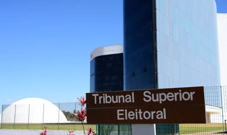 TSE firma acordo com big techs para combater fake news e limitar conteúdos de IA