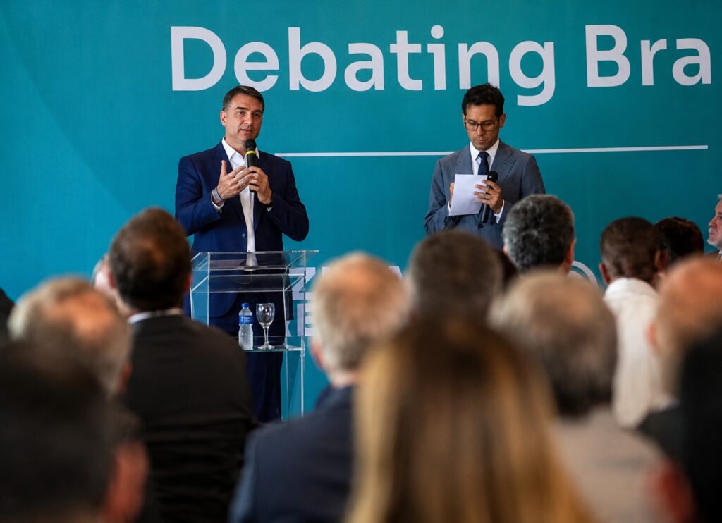 Flávio Bolsonaro propaga informações falsas sobre urnas em reunião com embaixadores