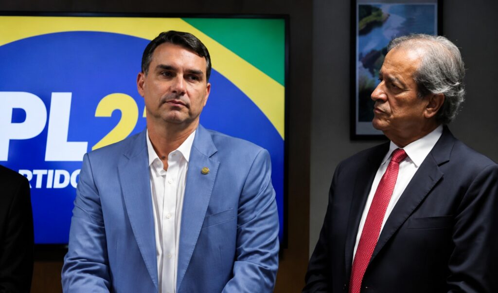 Presidente do PL, Valdemar diz que Flávio Bolsonaro não estava preparado para concorrer à Presidência