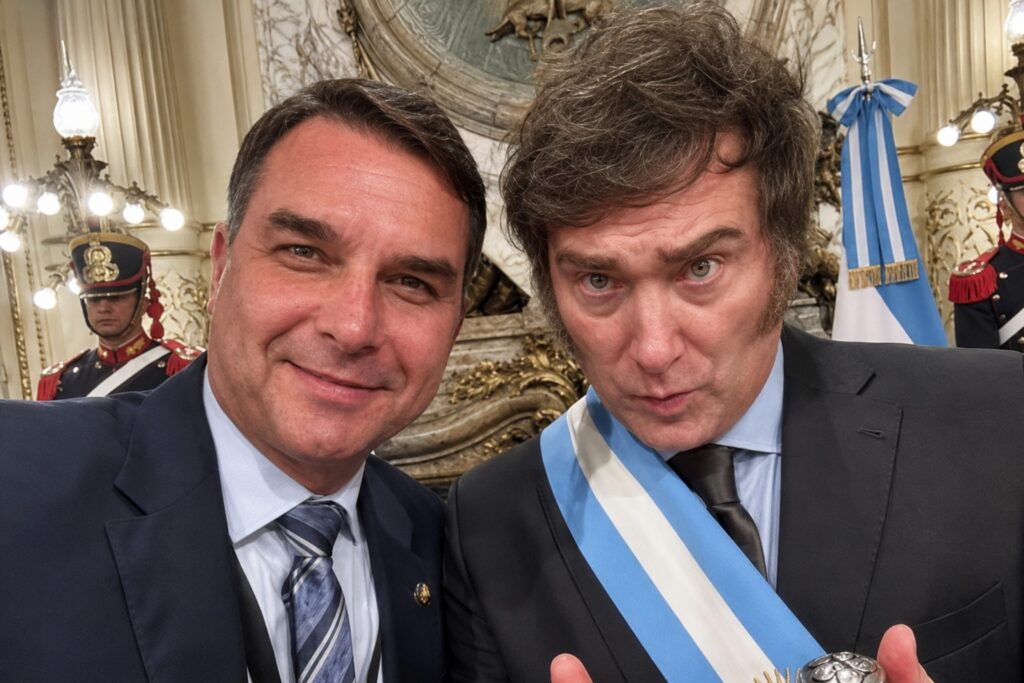 Milei desembarca no Brasil para apoiar Flávio Bolsonaro e reforçar avanço da direita na região