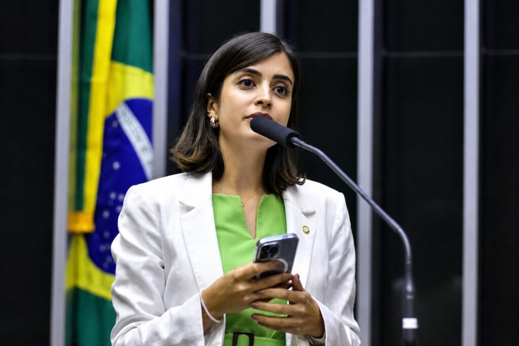 Projeto de Tabata Amaral proíbe propaganda de conteúdo adulto em áreas públicas