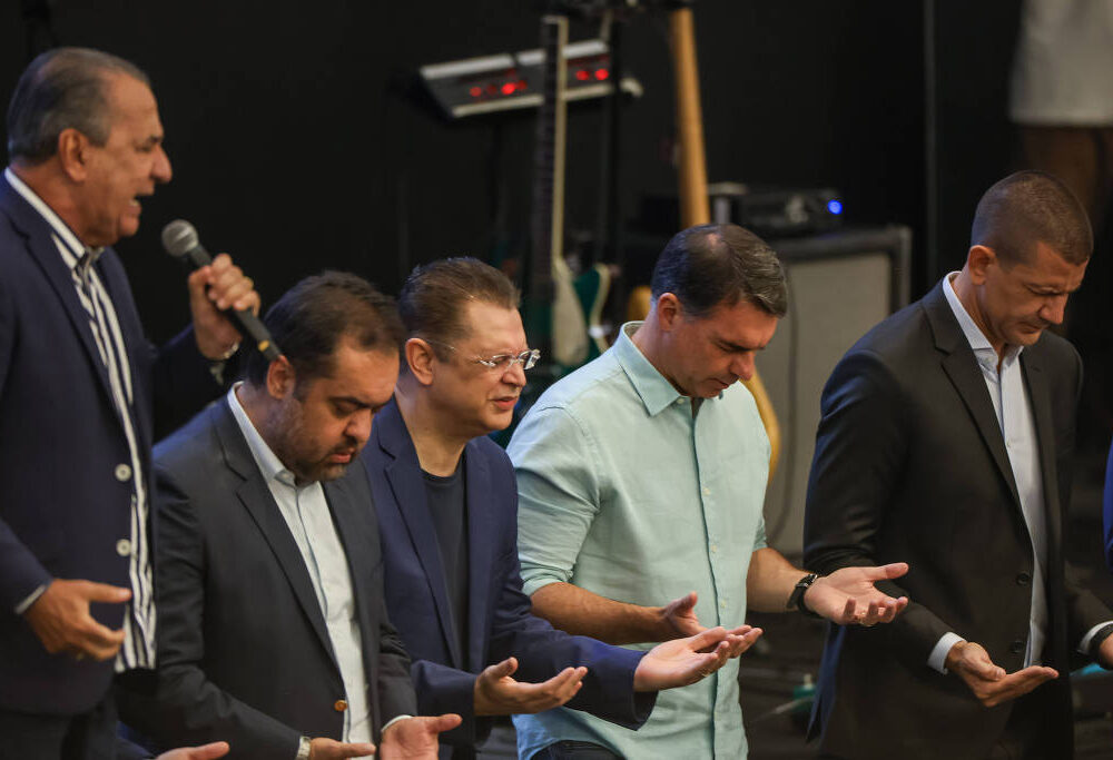 Hélio Schwartsman: “Flávio Bolsonaro quer entregar Brasil a Cristo”