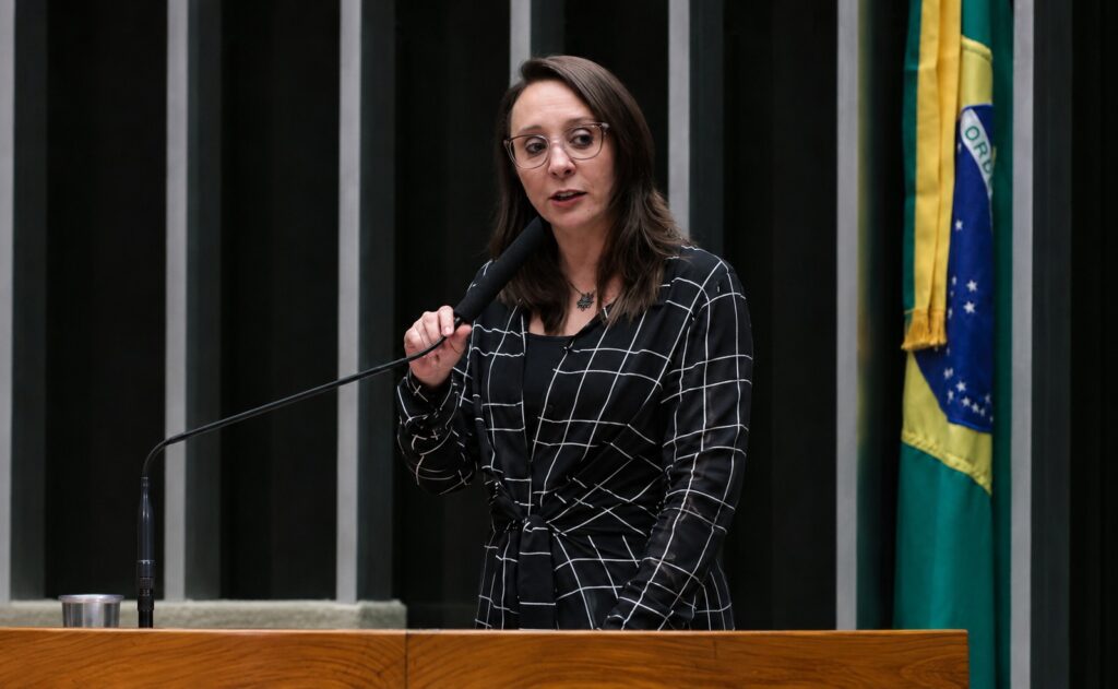 Podemos pede 3 dias para decidir se Renata Abreu será vice de Flávio Bolsonaro