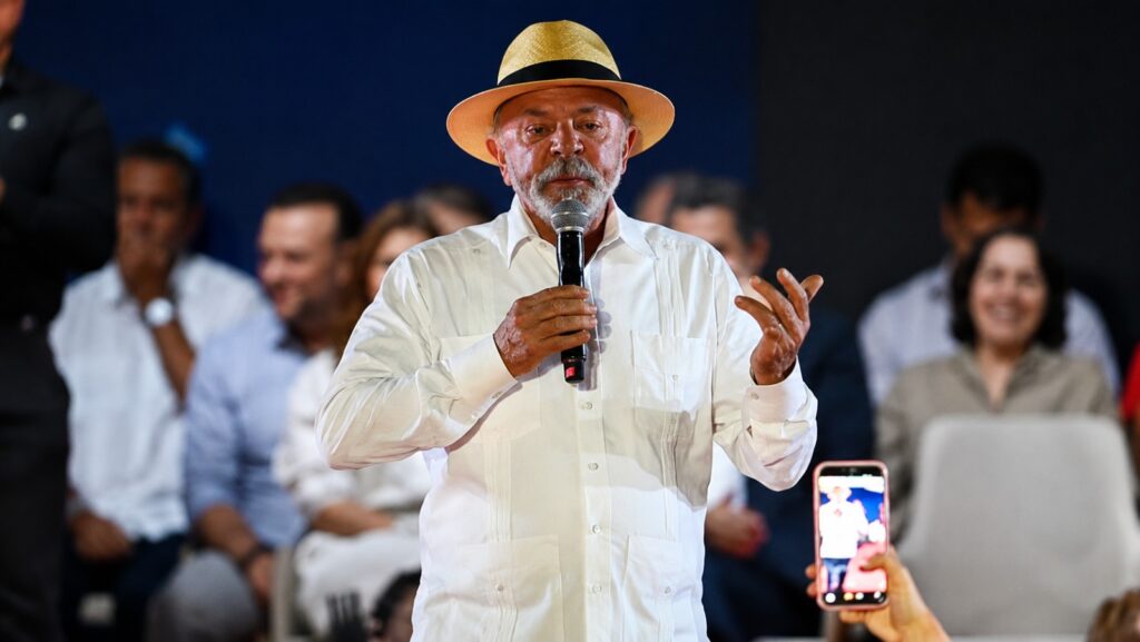 Lula chama de “irresponsável” revogação de visto de embaixadora brasileira pelos EUA