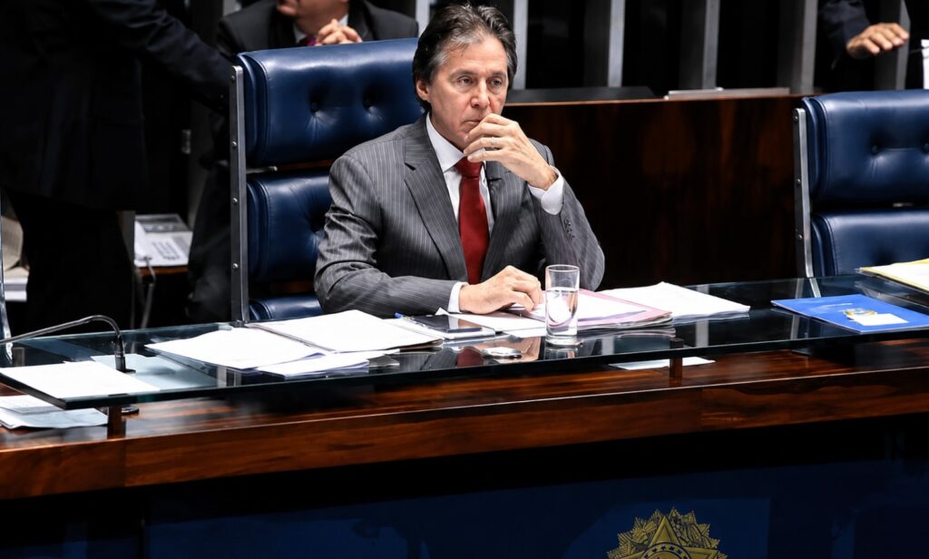 Eunício Oliveira desiste de candidatura ao senado no Ceará