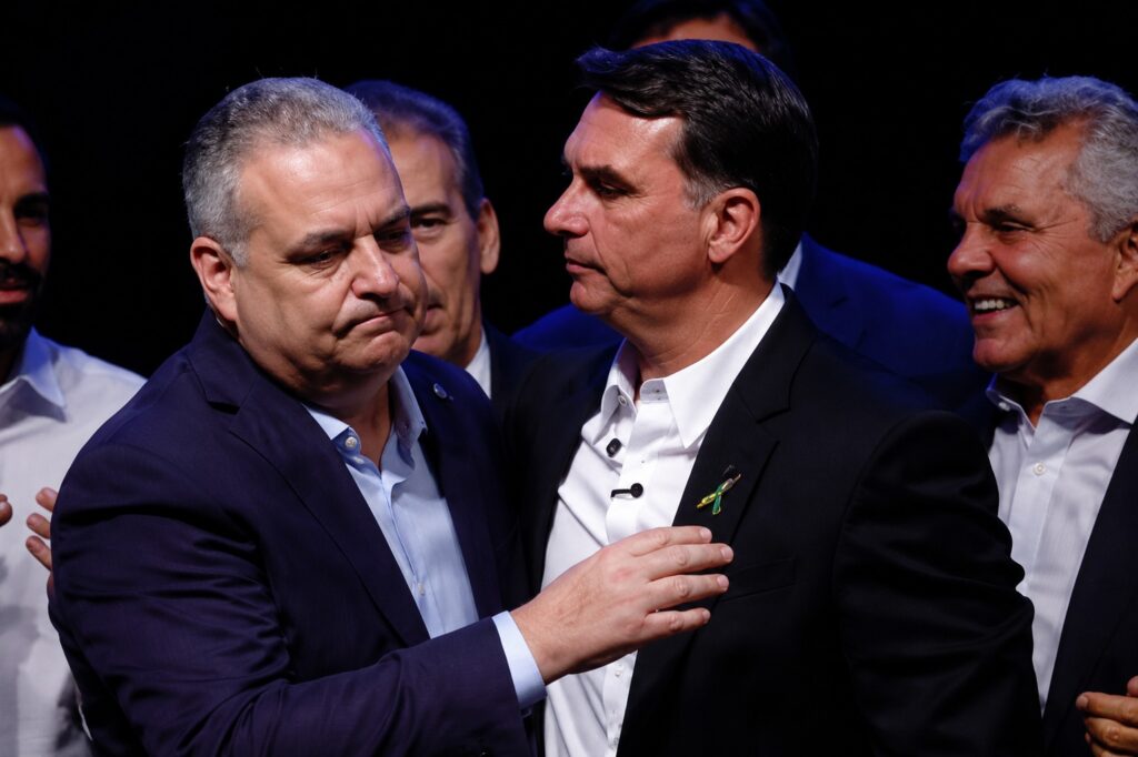 Flávio Bolsonaro escolhe vice investigado por desvio de R$ 6 milhões em emendas e estupro de vulnerável