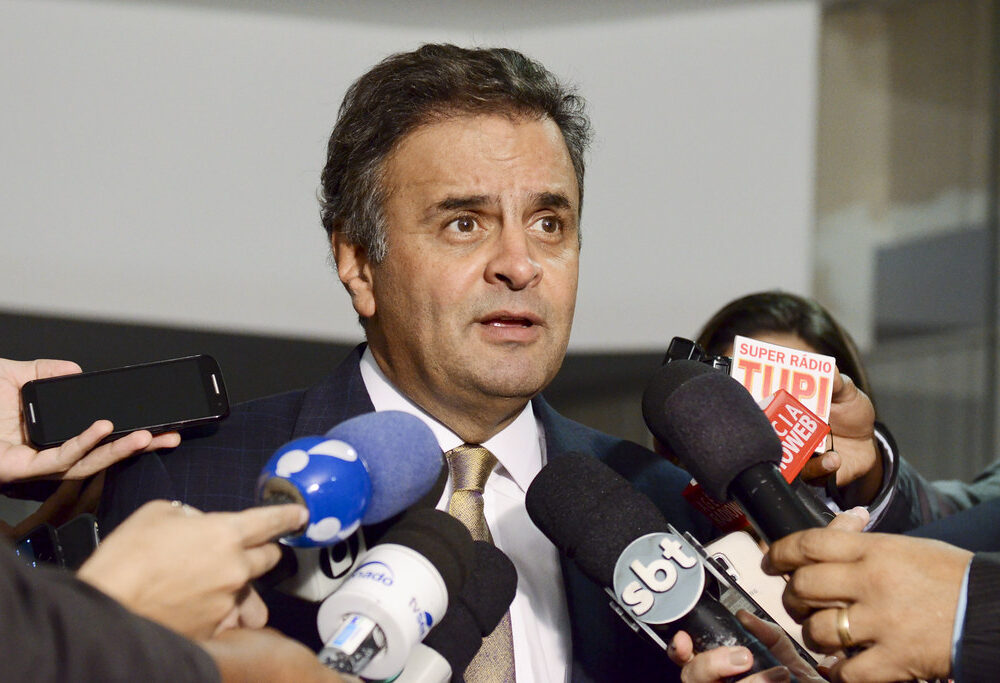 Aécio defende mandato de 12 anos para ministros do STF