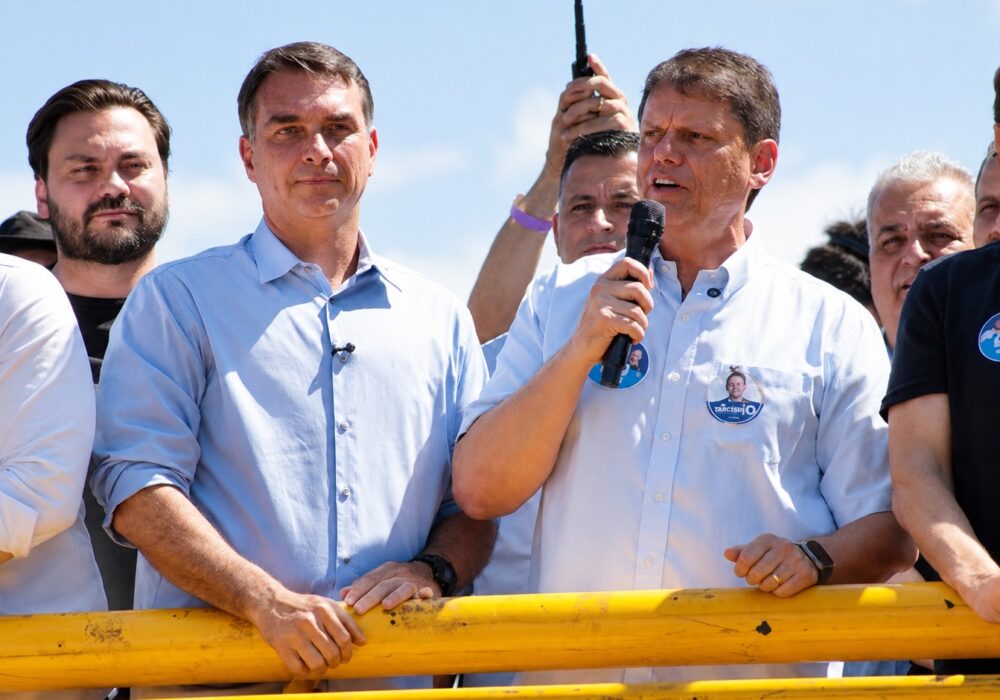Flávio Bolsonaro afirma que apoiaria Tarcísio a presidência em 2030