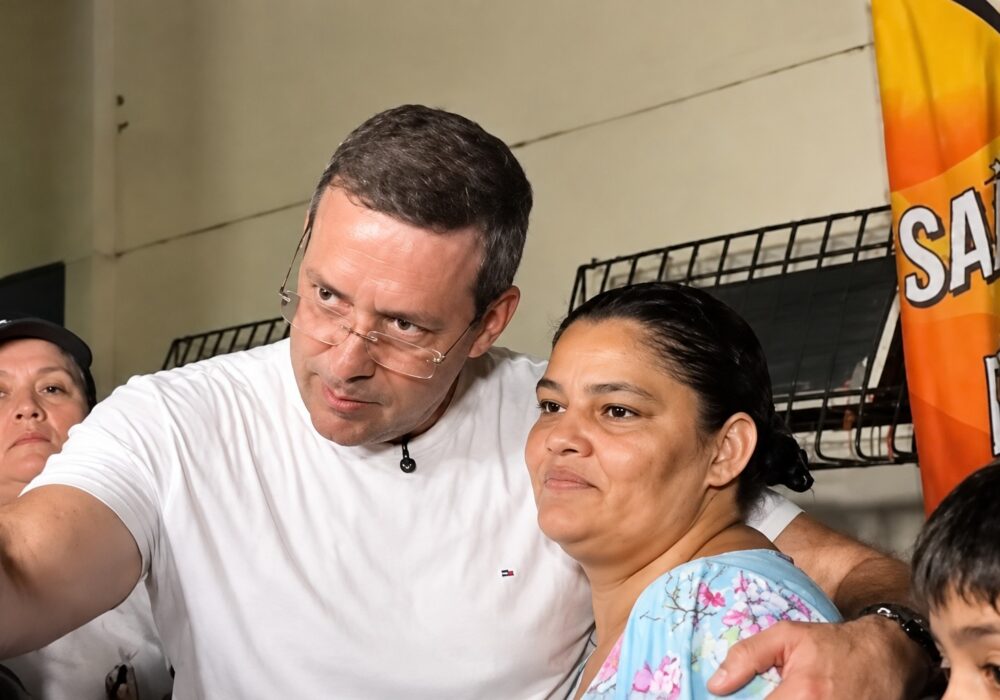 No Amapá, candidato ao governo é flagrado combinando fala com eleitora para vídeo de campanha