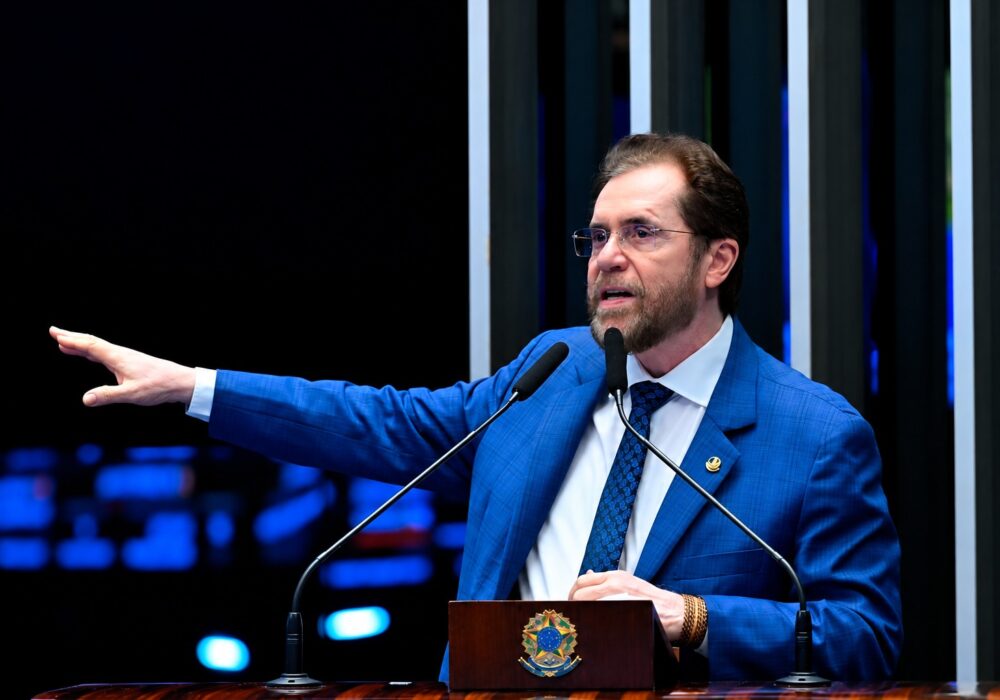 Plínio Valério é o único senador do Amazonas a assinar pedido de impeachment de Moraes